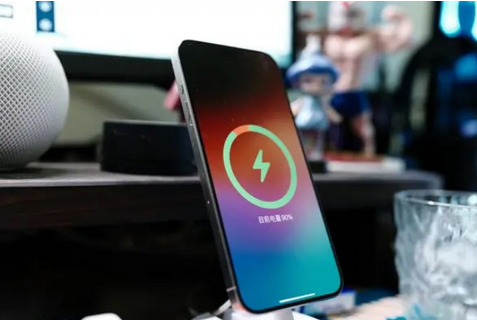 乐陵苹果15换屏服务分享用什么充电器给iPhone15充电更好 